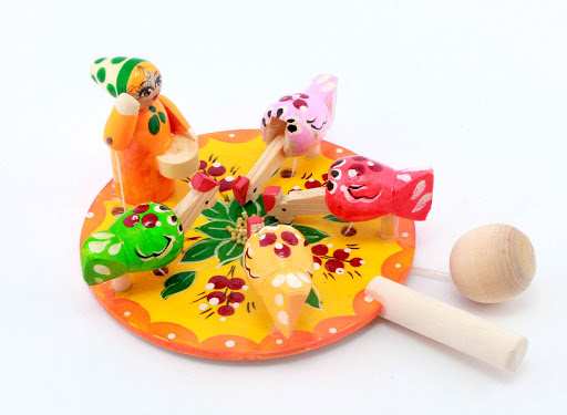 Богородская игрушка "Девочка кормит курочек"