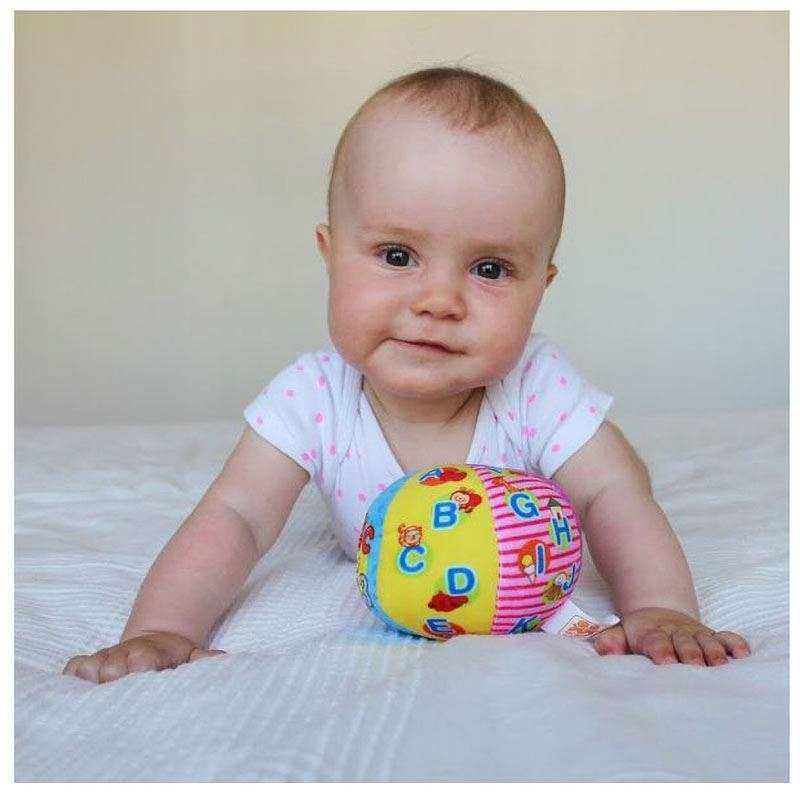 Мягкий мячик для малышей с погремушкой
