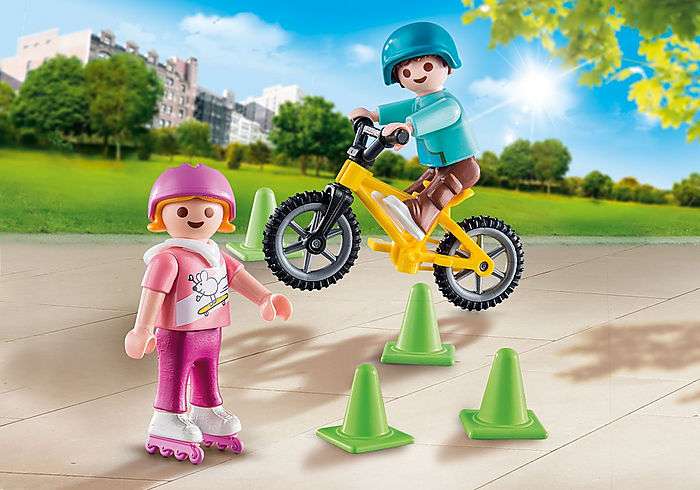 Bērni ar slidām un velosipēdu