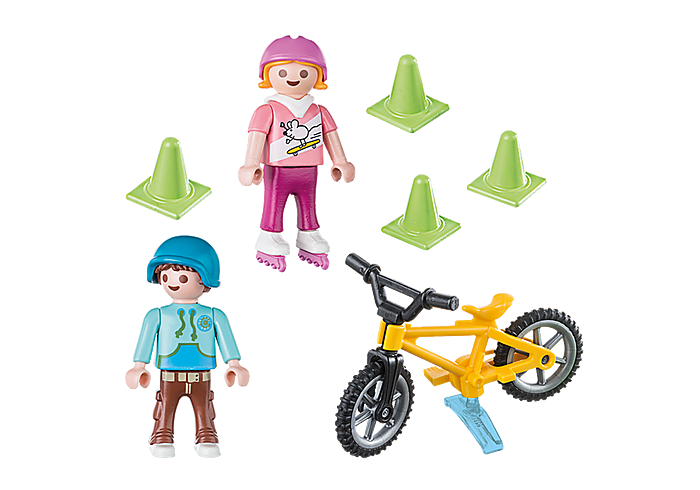 Дети с коньками и велосипедом