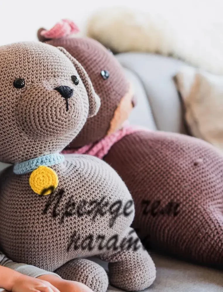 Alpaka-apskāviens un citi milzīgie amigurumi. 14 adītu rotaļlietu XXL izmērā
