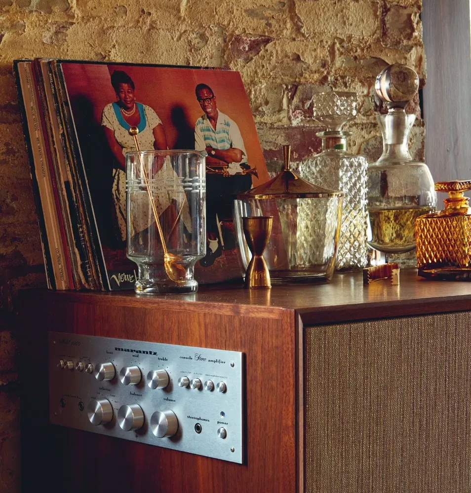 Alkohols un vinils. Leģendas atgriežas! 70 jauni albumi un 140 kokteiļu aizraujošām vinila ballītēm