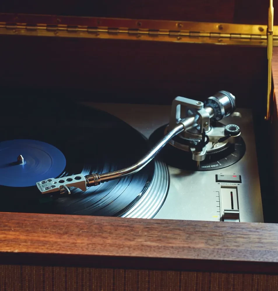 Alkohols un vinils. Leģendas atgriežas! 70 jauni albumi un 140 kokteiļu aizraujošām vinila ballītēm